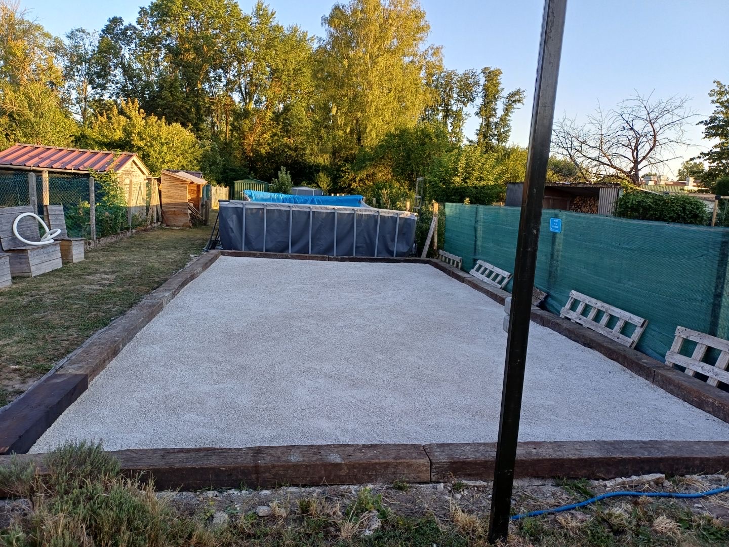 Terrain de pétanque de 5 × 10 m après installation à Chevrières (Oise)