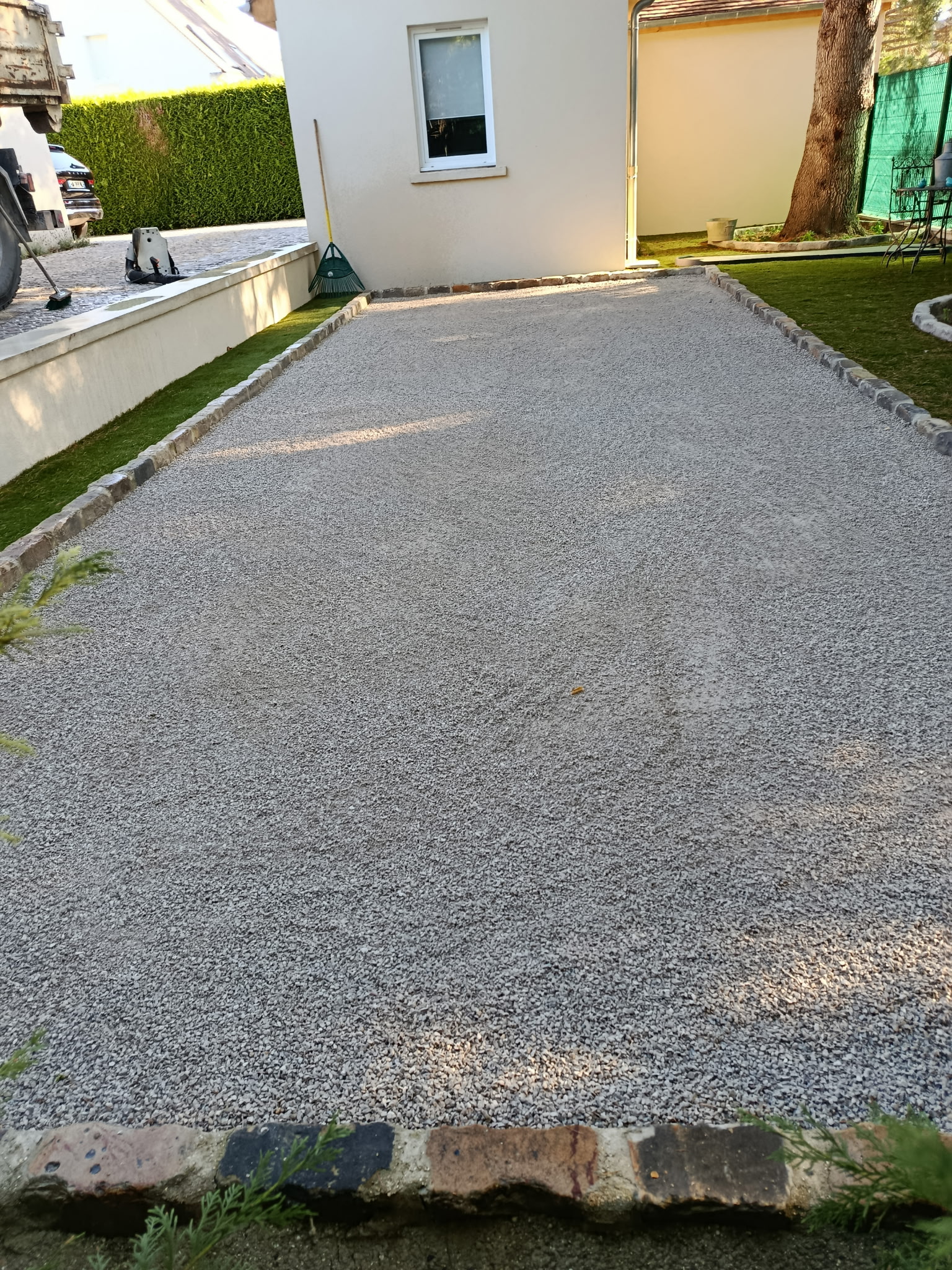 Terrain de pétanque de 3 × 10 m après installation à Senlis (Oise)