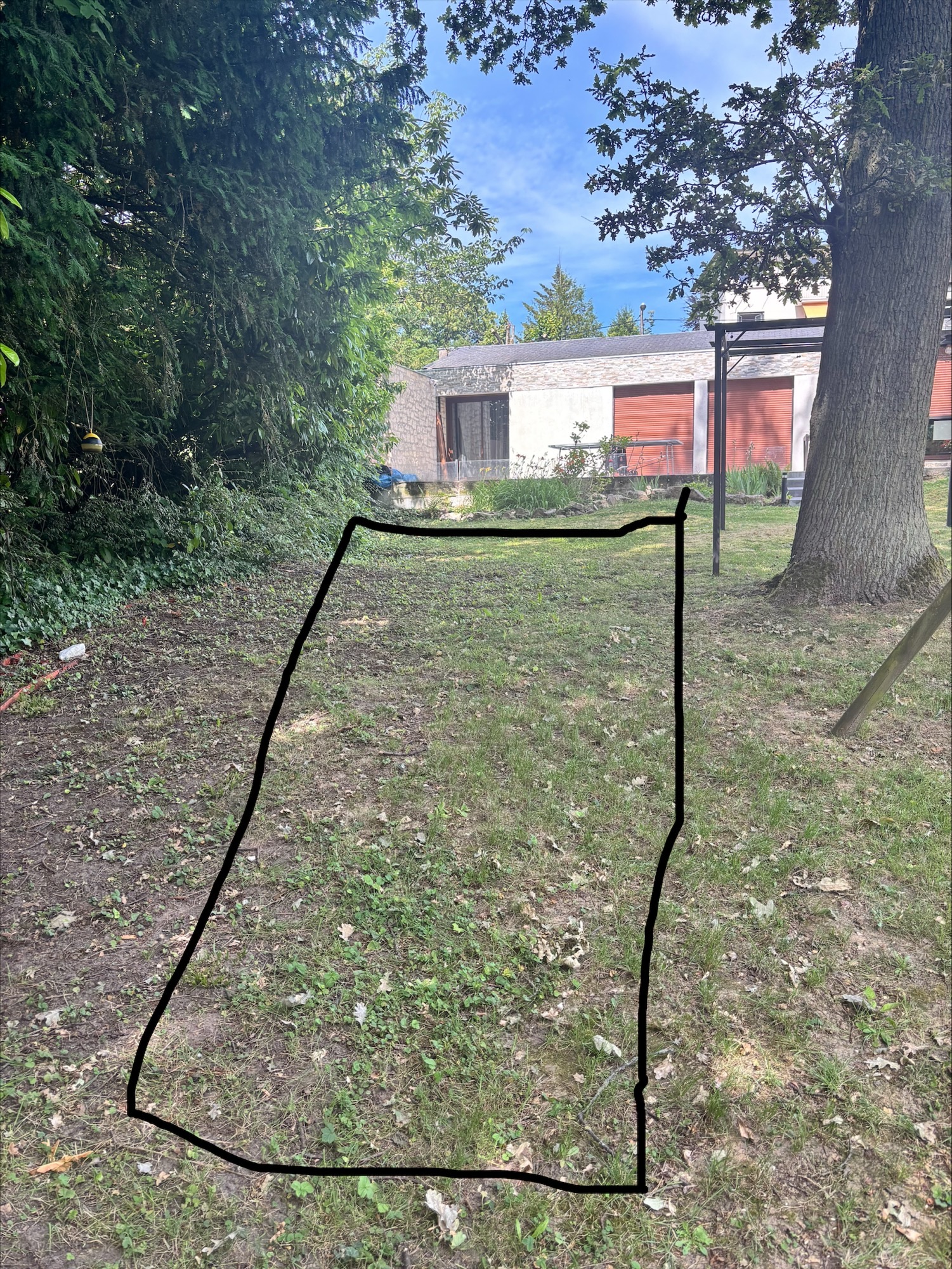 Terrain de pétanque de 3 × 10 m avant travaux à Montmorency (Val-d'Oise)