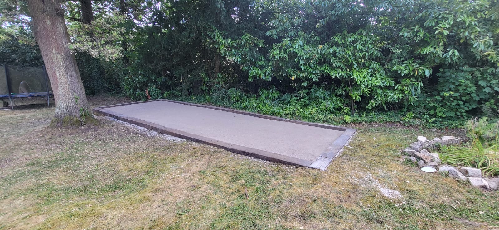 Terrain de pétanque de 3 × 10 m après installation à Montmorency (Val-d'Oise)