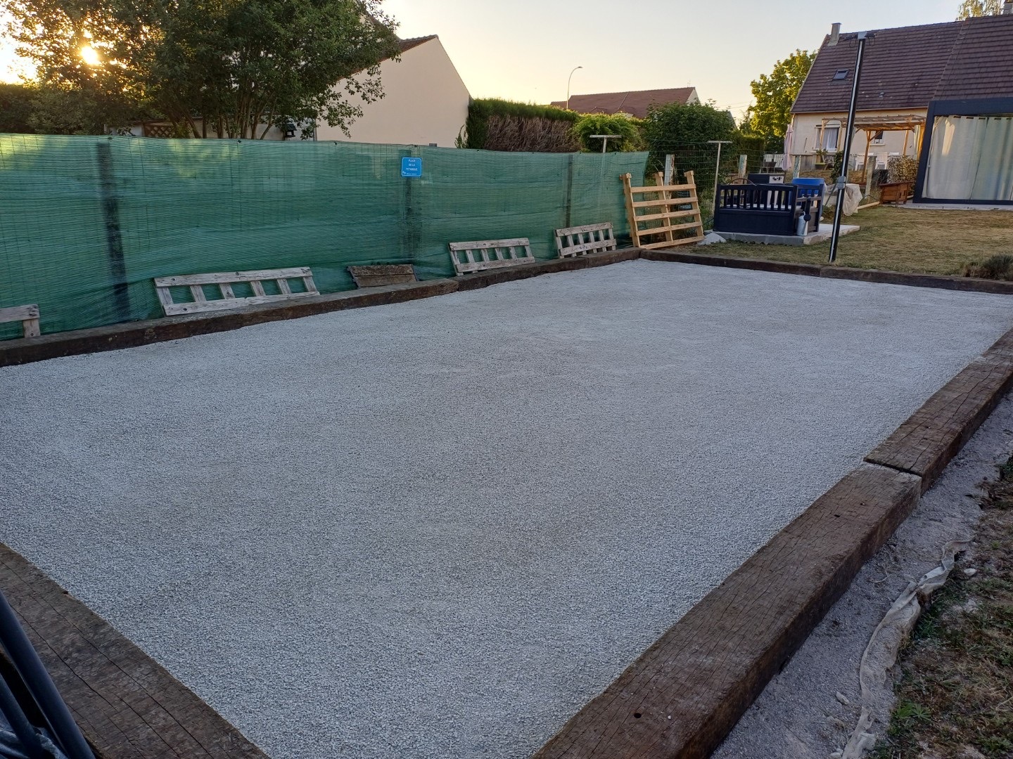Terrain de pétanque de 5 × 10 m après installation à Chevrières (Oise)