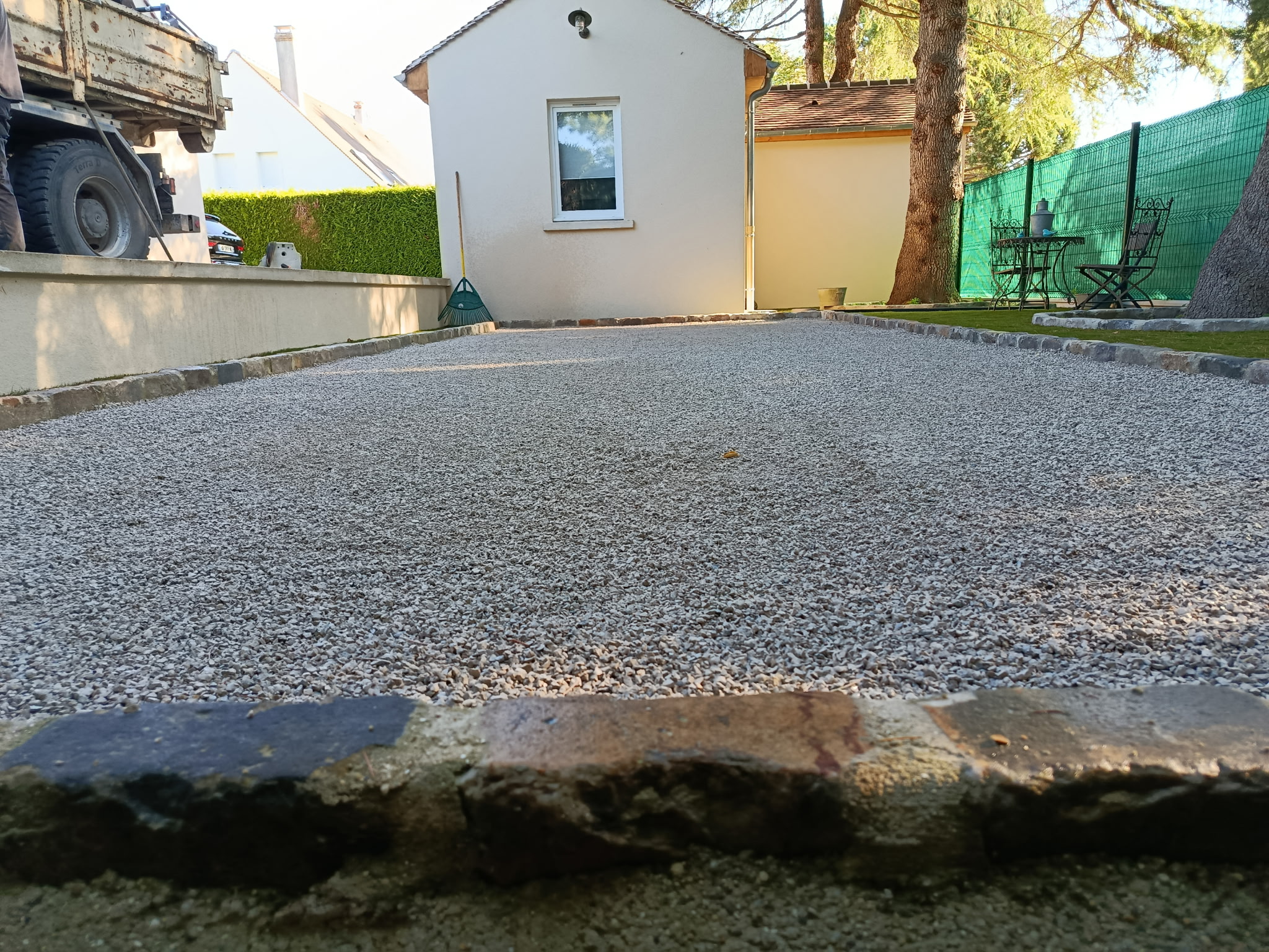 Terrain de pétanque de 3 × 10 m après installation à Senlis (Oise)