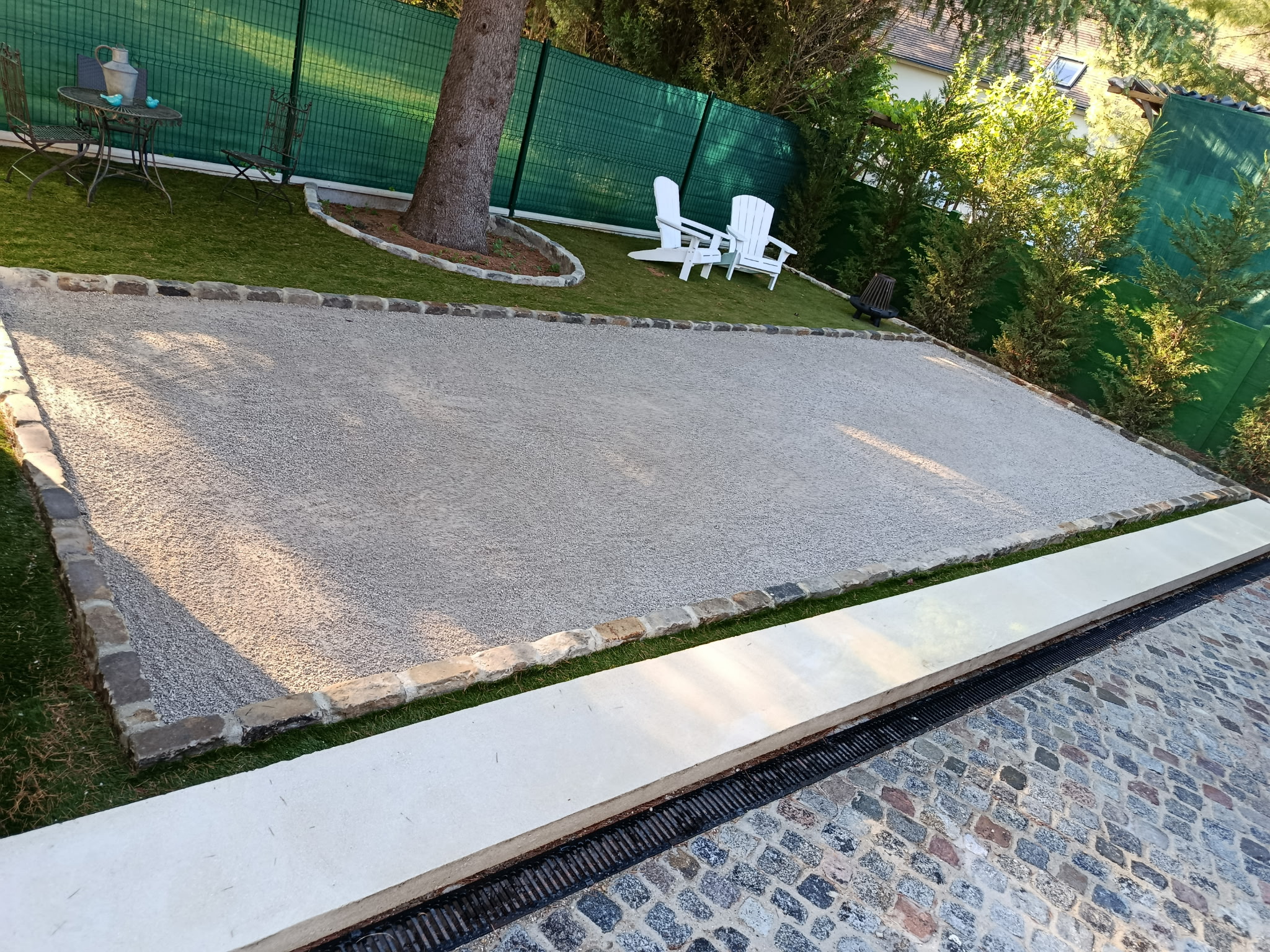Terrain de pétanque de 3 × 10 m après installation à Senlis (Oise)